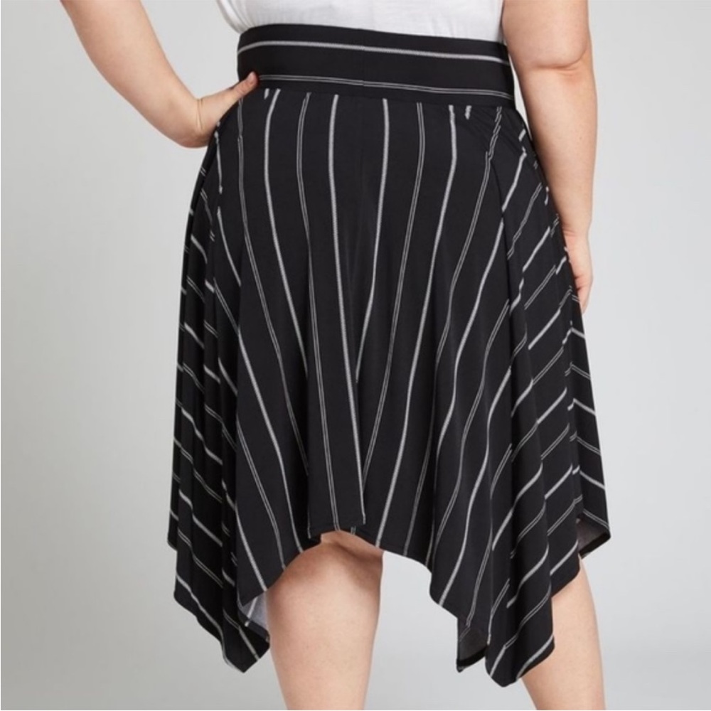 LANE BRYANT UEC Size 18/20 Pull On Shark Bite Hem Skirt Black White Stripe